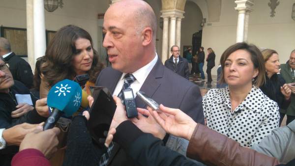 Antonio Ruiz atiende a los periodistas junto a Isabel Ambrosio Antonio Ruiz atiende a los periodistas junto a Isabel Ambrosio
