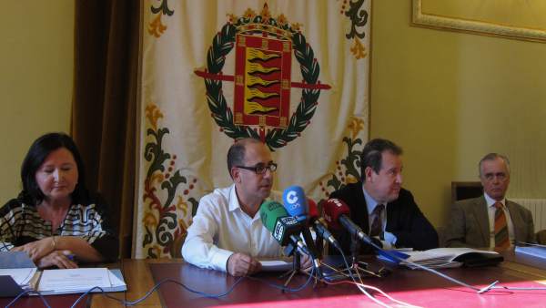 Luis Vélez, junto a directivos de Auvasa Luis Vélez, junto a directivos de Auvasa