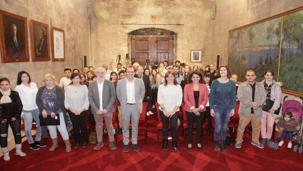 Armengol en un acto con beneficiarios del Ibavi Armengol en un acto con beneficiarios del Ibavi