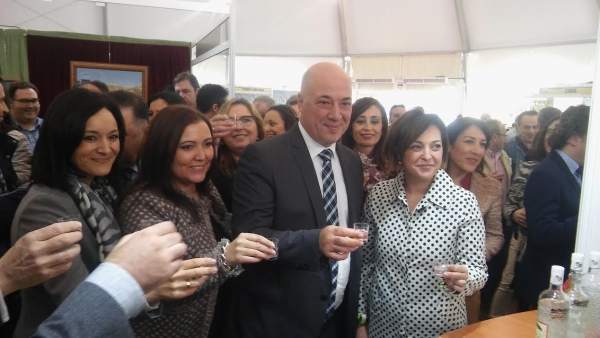 Ruiz, entre Ambrosio (dcha.) y Carrillo, y Crespín, en uno de los estand Ruiz, entre Ambrosio (dcha.) y Carrillo, y Crespín, en uno de los estand
