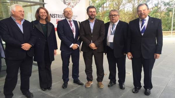 El conseller T.Comín y el pte.Del COMB J.Padrós en el Congreso Médico El conseller T.Comín y el pte.Del COMB J.Padrós en el Congreso Médico