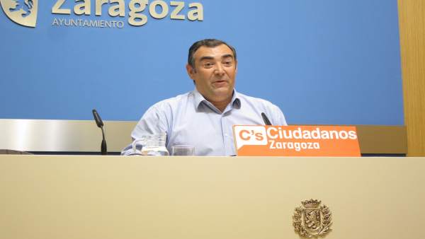 El concejal de C's, Alberto Casañal, en rueda de prensa en el Ayuntamiento El concejal de C's, Alberto Casañal, en rueda de prensa en el Ayuntamiento