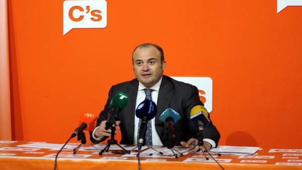 Julio Díaz en rueda de prensa Julio Díaz en rueda de prensa