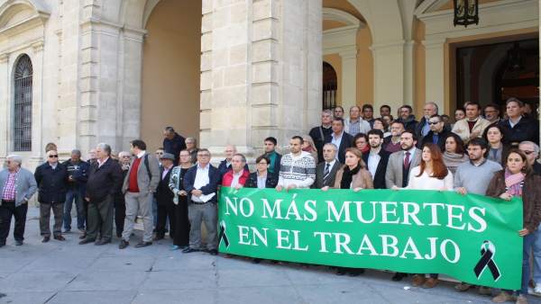 Minuto de silencio a las puertas del Ayuntamiento. Minuto de silencio a las puertas del Ayuntamiento.