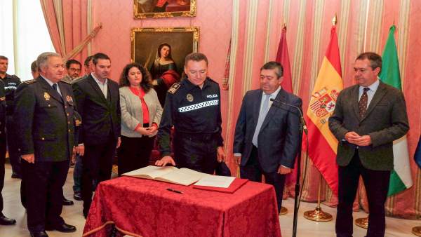 El nuevo jefe de Policía Local toma posesión. El nuevo jefe de Policía Local toma posesión.