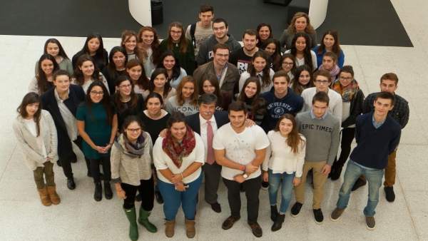 Avier Urra en la Universidad de Navarra, junto a alumnos. Avier Urra en la Universidad de Navarra, junto a alumnos.