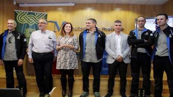 Marina Bravo junto al equipo organizador en la presentación. Marina Bravo junto al equipo organizador en la presentación.