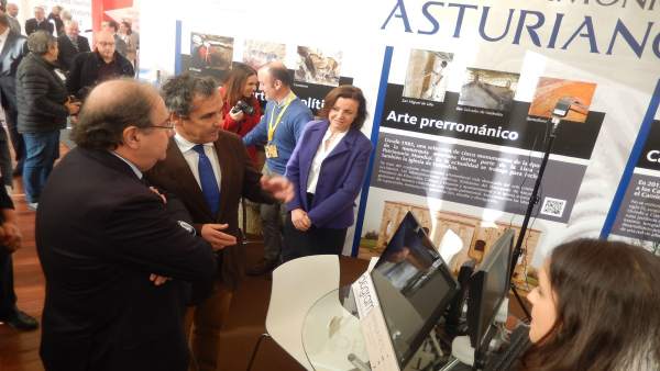 Domíguez con Herrera y Requejo en el estand de AR&PA. Domíguez con Herrera y Requejo en el estand de AR&PA.