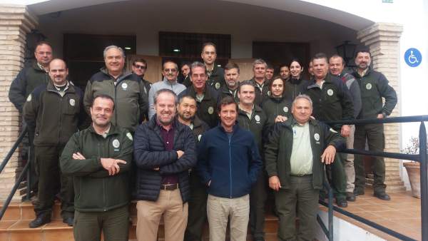 Algar (centro), junto a técnicos y agentes de Medio Ambiente Algar (centro), junto a técnicos y agentes de Medio Ambiente