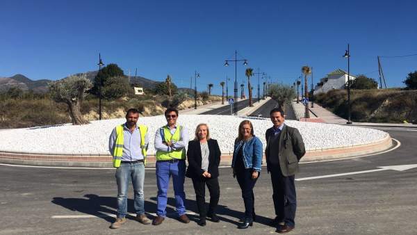 La alcaldesa Ana Mula y la concejala María Hernández durante la visita. La alcaldesa Ana Mula y la concejala María Hernández durante la visita.