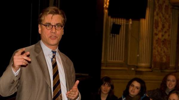 Aaron Sorkin llama "cerdo incompetente" a Trump en una 