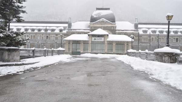 La estación de ferrocarril de Canfranc en invierno. La estación de ferrocarril de Canfranc en invierno.