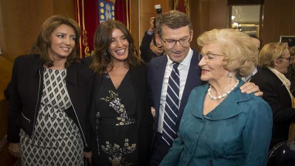 Feijóo junto a su pareja, su madre y su hermana en el acto de toma de posesión Feijóo junto a su pareja, su madre y su hermana en el acto de toma de posesión