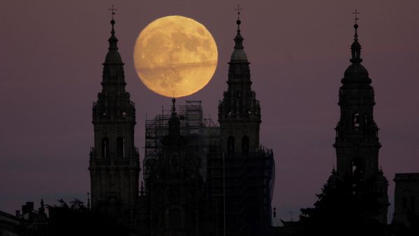 Superluna sobre la catedral de Santiago Superluna sobre la catedral de Santiago