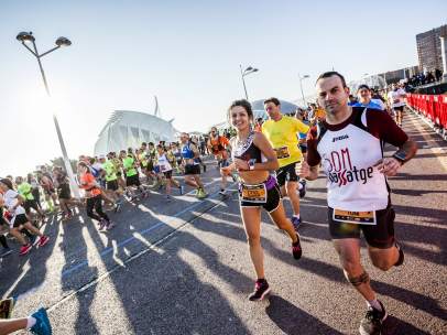 Cientos de personas corriendo en Valencia durante una maratón