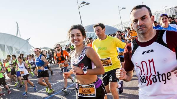Cientos de personas corriendo en Valencia durante una maratón Cientos de personas corriendo en Valencia durante una maratón