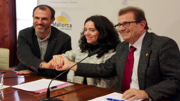 Biel Barceló firma un convenio con la UIB Biel Barceló firma un convenio con la UIB