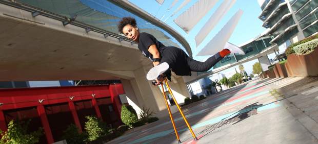 Laila Whait bailando sobre sus muletas.