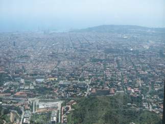 Vista De Barcelona Desde Collserola. Contaminación.