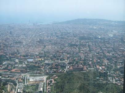 Vista De Barcelona Desde Collserola. Contaminación.