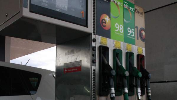 Un surtidor de gasolina Un surtidor de gasolina