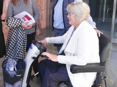 Multada por ir en silla de ruedas en sentido contrario