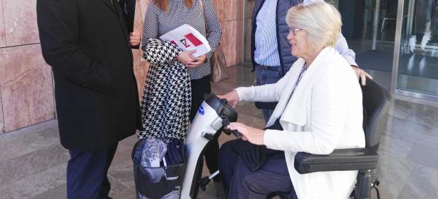 Multada por ir en silla de ruedas en sentido contrario