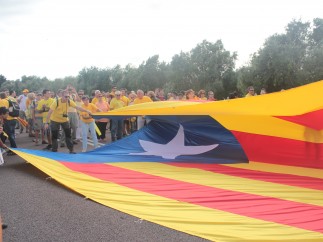Estelada en el tramo uno de la Vía Catalana, a su paso por el río Sénia.