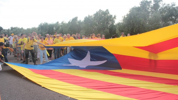 Estelada en el tramo uno de la Vía Catalana, a su paso por el río Sénia. Estelada en el tramo uno de la Vía Catalana, a su paso por el río Sénia.
