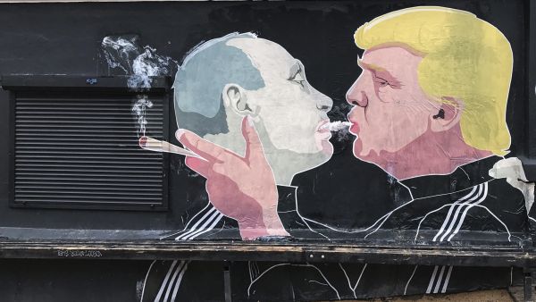 Trump y Putin comparten el humo de un cigarro Trump y Putin comparten el humo de un cigarro