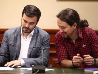 Alberto Garzón y Pablo Iglesias en el Congreso