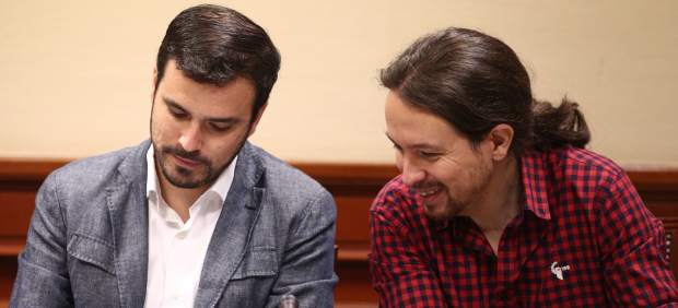 Alberto Garzón y Pablo Iglesias en el Congreso