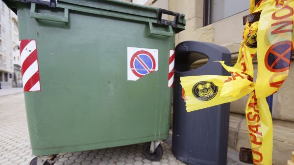 Bebé abandonado en un contenedor Bebé abandonado en un contenedor