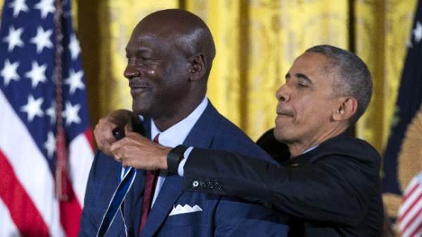 Obama condecora a Michael Jordan Obama condecora a Michael Jordan