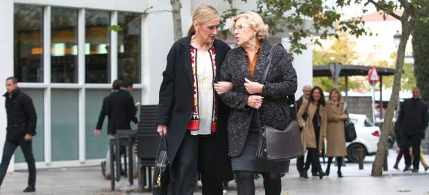 Un paseo agarradas del brazo