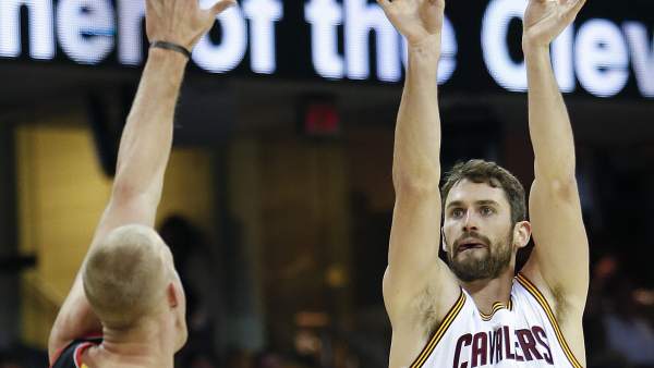 Kevin Love ante Mason Plumlee Kevin Love ante Mason Plumlee
