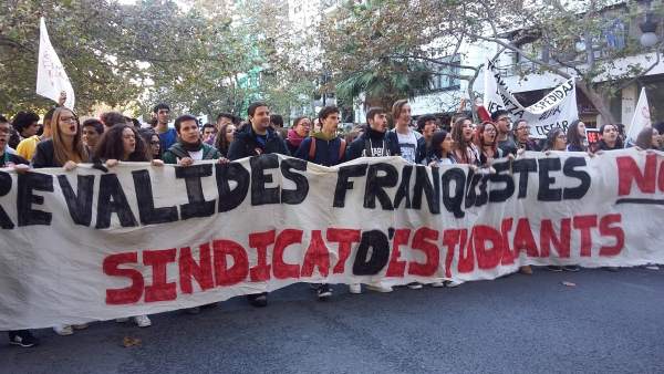Manifestación de estudiantes contra la Lomce y las reválidas en Valencia Manifestación de estudiantes contra la Lomce y las reválidas en Valencia