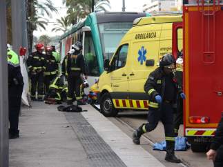 Efectivos de emergencias trabajando en el accidente del Tram.