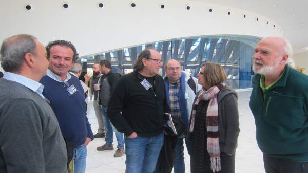 Taboada conversa con el portavoz de Xixón Sí Puede en la jornada municipalista. Taboada conversa con el portavoz de Xixón Sí Puede en la jornada municipalista.