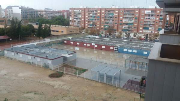 Colegio 103 de València, construido íntegramente con barracones Colegio 103 de València, construido íntegramente con barracones