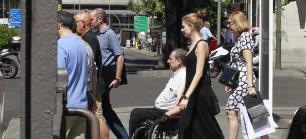 Discapacitado, persona con discapacidad, paseando por la calle, caminando
