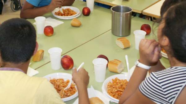 Carmena aumenta un 50% las becas de comedor para llegar a 10.000 ... Carmena aumenta un 50% las becas de comedor para llegar a 10.000 ...