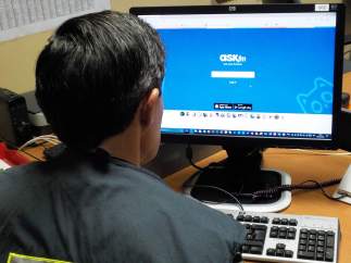 Agente de la policía foral investigando la red social Ask.fm