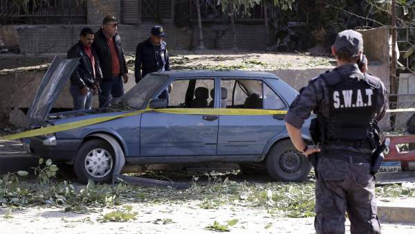 Varios policías muertos en un atentado cometido al oeste de El Cairo Varios policías muertos en un atentado cometido al oeste de El Cairo