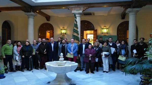 De la Torre, con beneficiarios de las ayudas a centros especiales de empleo. De la Torre, con beneficiarios de las ayudas a centros especiales de empleo.