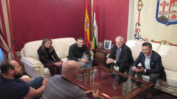 Cencieros recibe a los bomberos para conocer de primera mano su trabajo Cencieros recibe a los bomberos para conocer de primera mano su trabajo