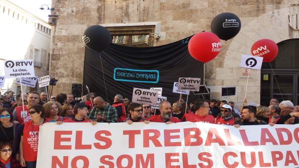 Extrabajadores de RTVV manifestándose delante del Palau de la Generalitat Extrabajadores de RTVV manifestándose delante del Palau de la Generalitat