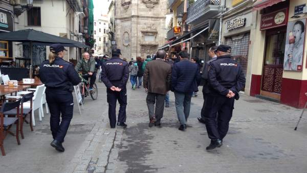 Agentes de la Policía Nacional patrullan por el centro de Valencia Agentes de la Policía Nacional patrullan por el centro de Valencia