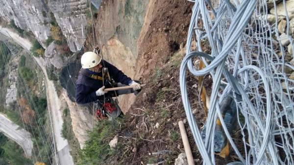 La Diputació reobri al trànsit la carretera de Cortes de Pallás aquest divendres per la vesprada La Diputació reobri al trànsit la carretera de Cortes de Pallás aquest divendres per la vesprada
