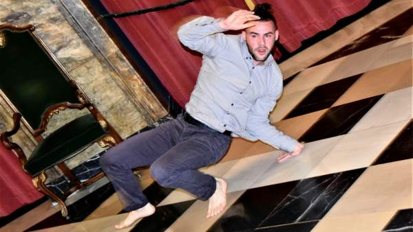 El bailarín Iván Benito, este viernes, en el Teatro Principal de Zaragoza. El bailarín Iván Benito, este viernes, en el Teatro Principal de Zaragoza.